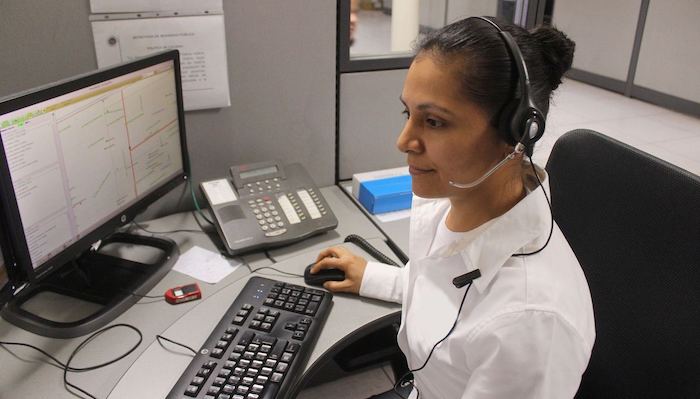 chica con auriculares contact center