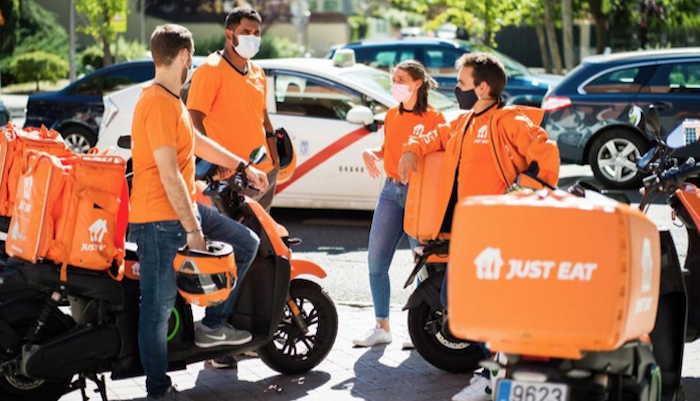 repartidores de just eat junto a sus motos