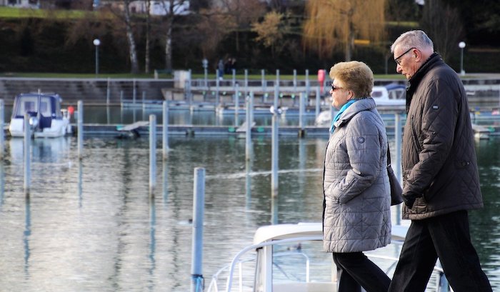 dos mayores pasean por un puerto