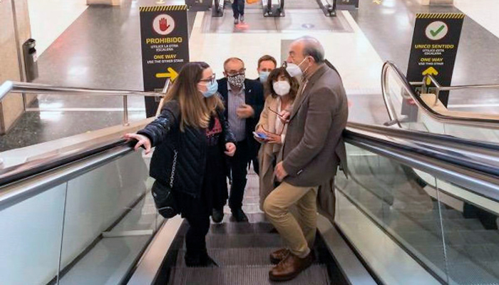 Representantes sindicales de CCOO junto con el consejero de Industria del Gobierno de Cantabria, Francisco Javier López Marcano