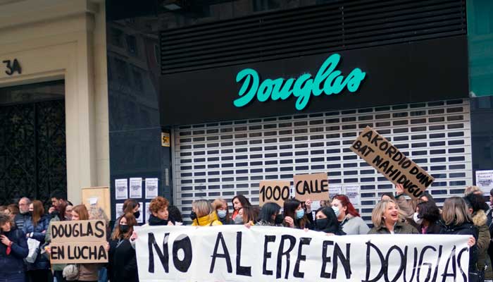 Perfumería Douglas cerrada en Navarra
