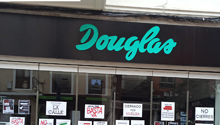 Perfumería Douglas cerrada por Huelga