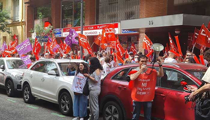 CCOO protesta ente la patronal, la Asociación de empresas de Consultoría (AEC) en Madrid.