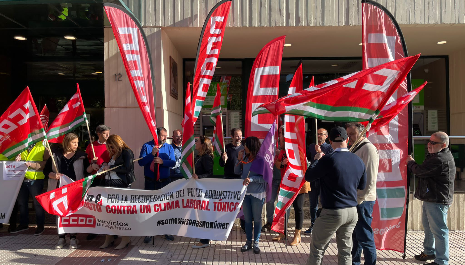 imagen de la concentración de hoy en Unicaja Banco ante la Junta General de Accionistas