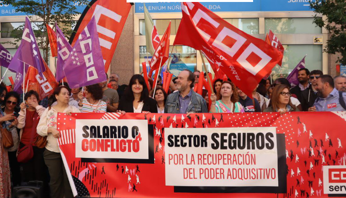 concentración ante la sede de la patronal de seguros UNESPA