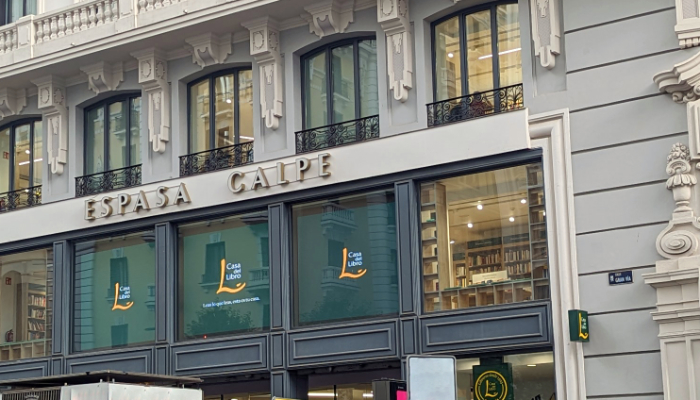 fotografía de parte de la fachada del edificio donde está ubicada la tienda Casa del Libro en la calle Gran Vía Madrid