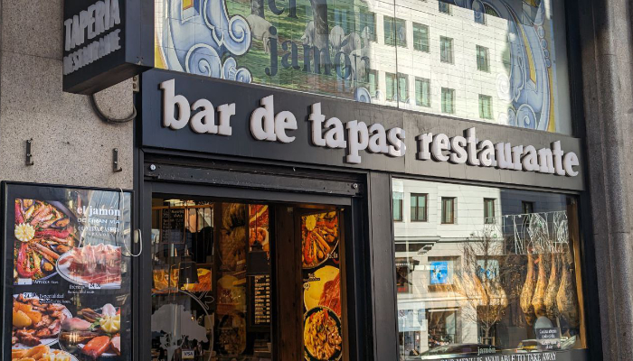 bar de tapas, taberna en calle Gran Vía de Madrid, restaurante