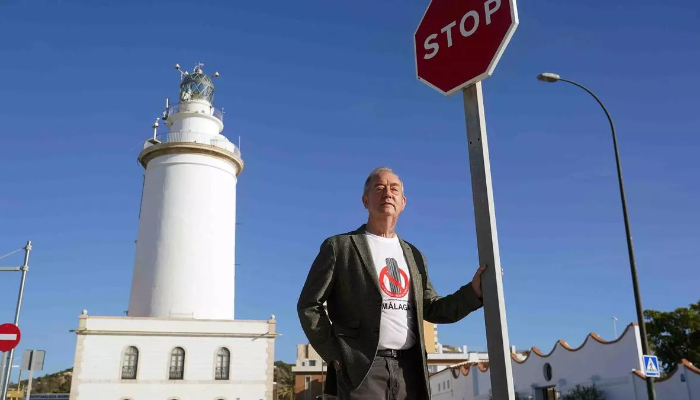 Gonzalo Fuentes, delante de la Farola esta semana. ÁLEX ZEA