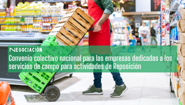 reponedor con cajas en un supermercado