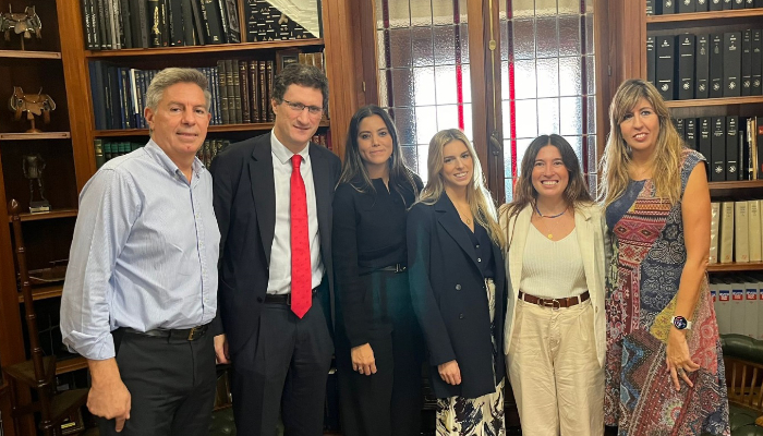 Foto de las personas que han participado en la negociación del Plan de Igualdad de ITURRI y su posterior firma