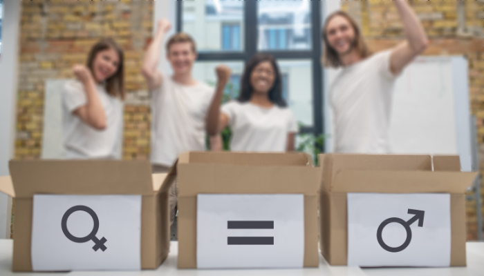 tres cajas con los planes de igualdad y parte plantilla empresa felices