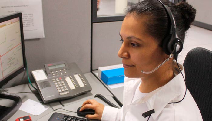 Mujer auriculares trabajando