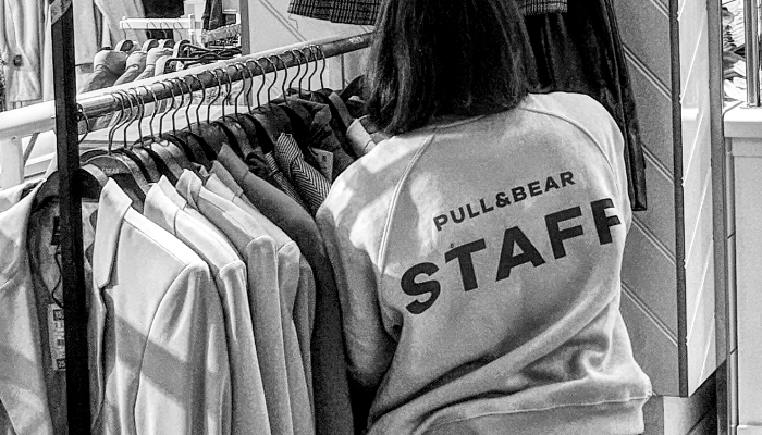 STAFF - Trabajadora de Pull and Bear en calle Orense de Madrid (España)