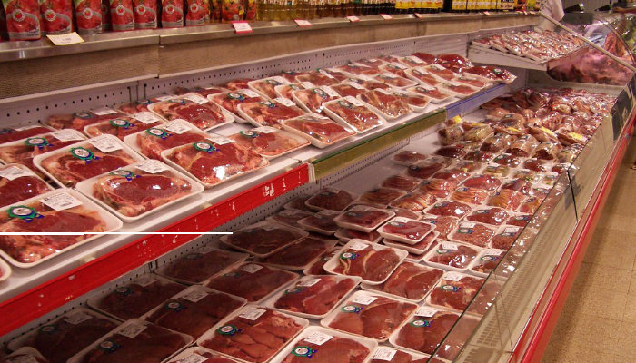 Neveras de carne en un comercio de alimentación