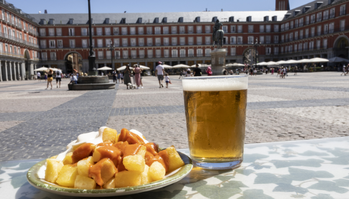 cerveza con bravas en la plaza mayor de madrid