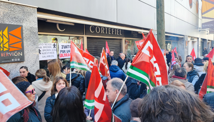 foto de CCOO Andalucía en la huelga de Cortefiel del centro de trabajo de Sevilla - Grupo Tendam 