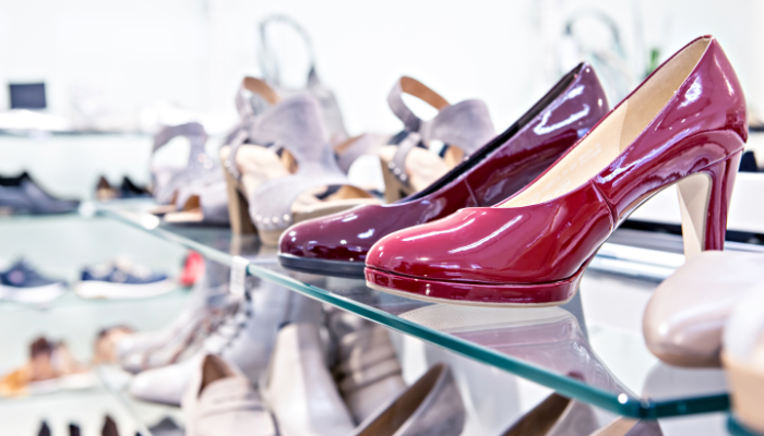 zapatos rosa y fucsia en el estante de cristal de una tienda de venta de calzado, zapatería 