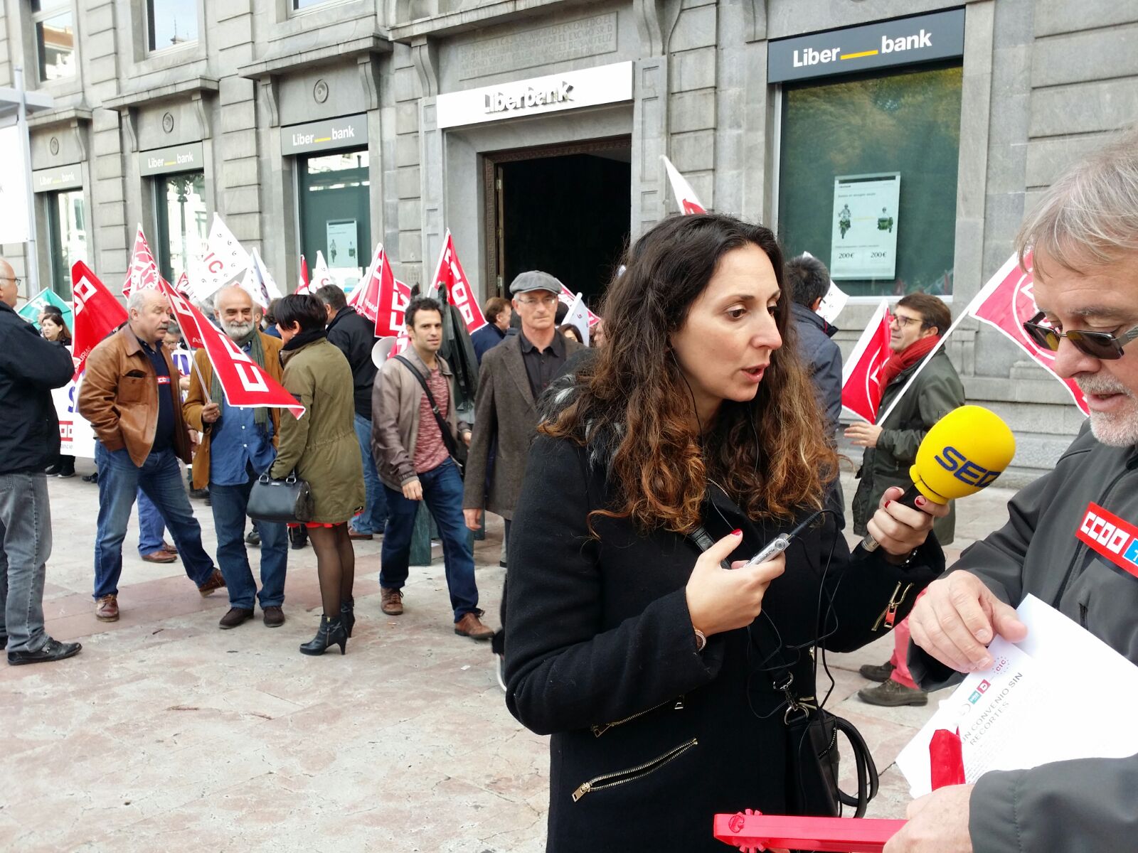 CCOO Sector Financiero Asturias atendiendo a la prensa