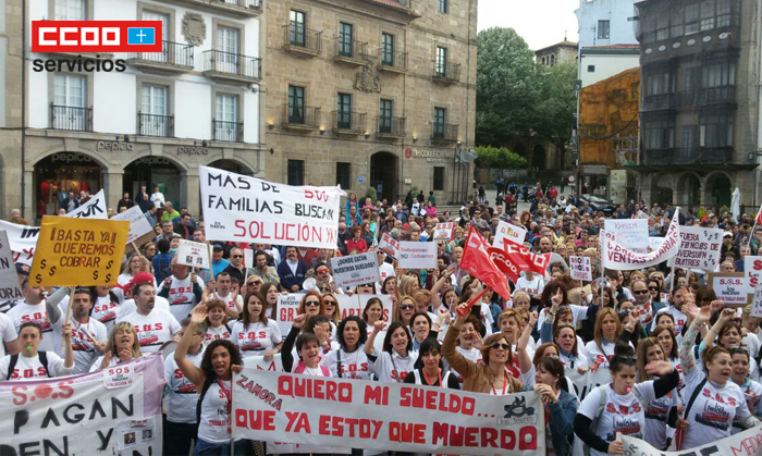 plaza del ayuntamiento de aviles abarrotada manifestación los telares