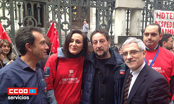 Raquel Agüeros, presidenta del comité de empresa, recibiendo apoyos frente a la Junta