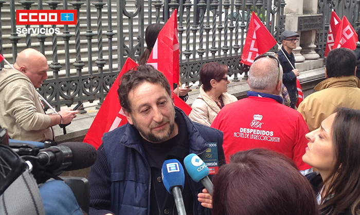 Alfredo García, secretario general de CCOO Servicios Asturias, atiende a los medios de comunicación