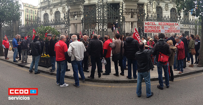 CCOO y otros colectivos sociales, frente a la Junta en apoyo de los trabajadores Hotel Reconquista