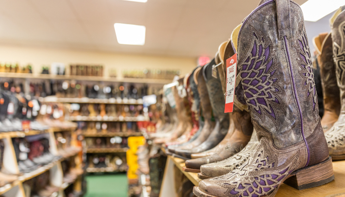 tienda de zapatos, estante con botas de cowboy