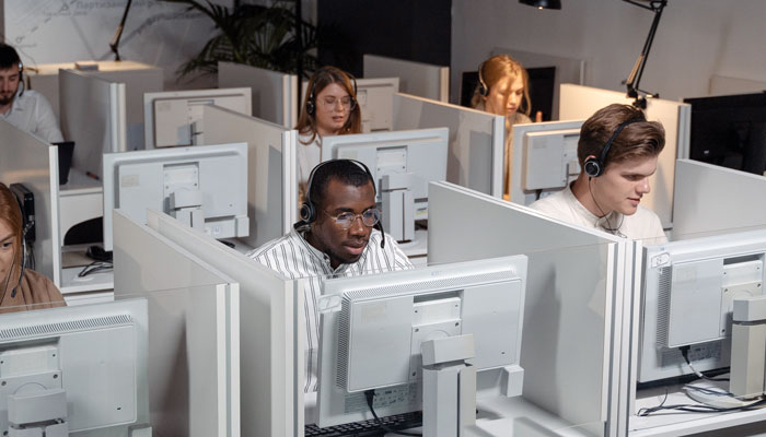 personas en su puesto de trabajo del sector de contact center