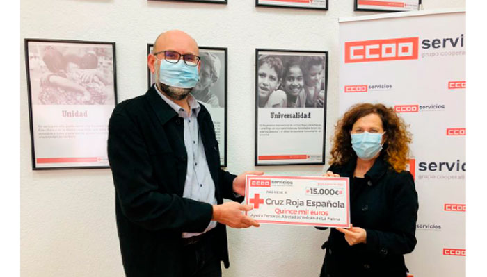 CCOO entrega a Cruz Roja cheque 15.00? apoyo a damnificados de La Palma