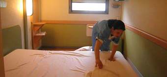 Sentencia ergonomia camarera hotel.