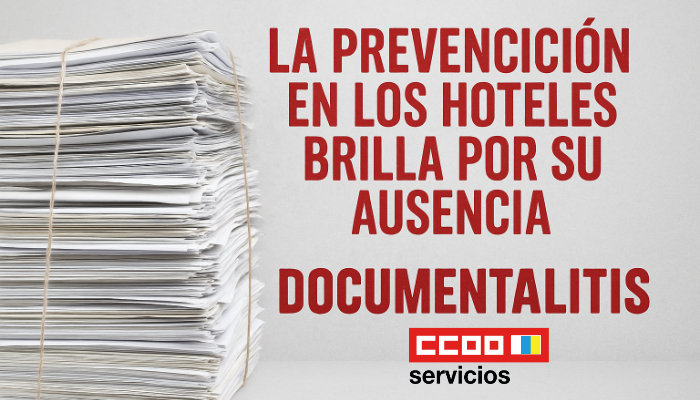 Montaña de documentos de prevención con etiquetas en español y sello rojo que dice ?DOCUMENTALITIS?; al fondo, un trabajador de hotel con gesto de dol