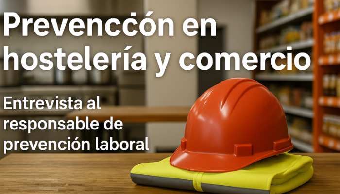 Casco de seguridad y chaleco sobre una mesa en un entorno de hostelería y comercio, con fondo de cocina industrial y tienda.