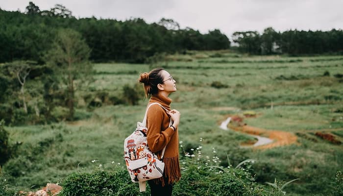 Imagen de mujer turista. Informe turismo CCOO