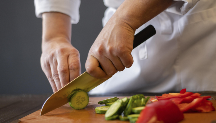 cortando verduras cuchillo cocinando
