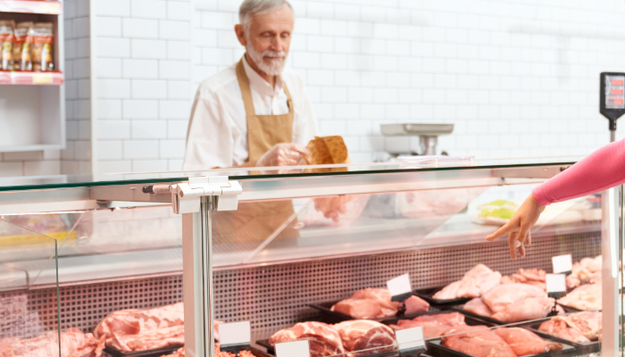 dependiente alimentación en el interior de un comercio