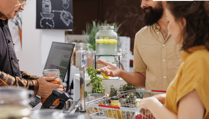 dependiente en el mostrador de un comercio atendiendo en el mostrador