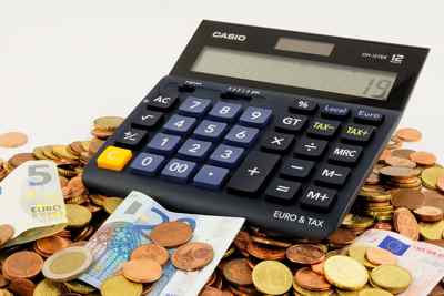 Foto Euros y calculadora. Plan incentivos makro.