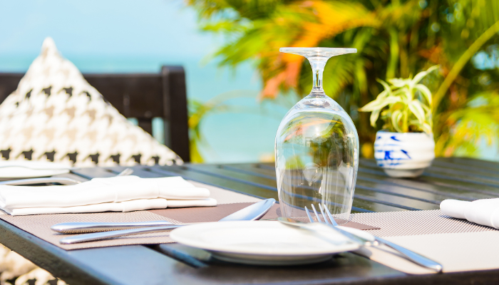 mesa cubierto copa vino restaurante vistas al mar 