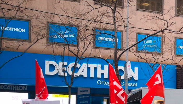 Imagen manifestación en Decathlon