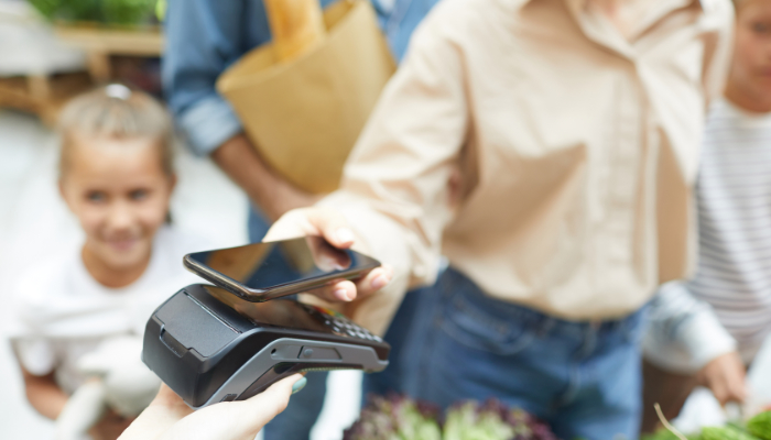 pagando con el teléfono la compra en un comercio