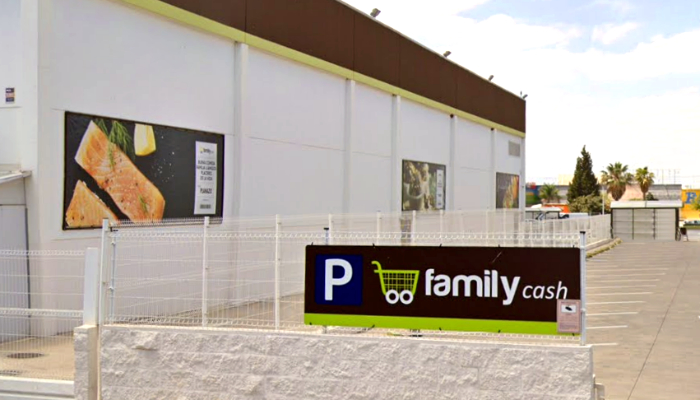 imagen del parking de un hipermercado de la marca family cash