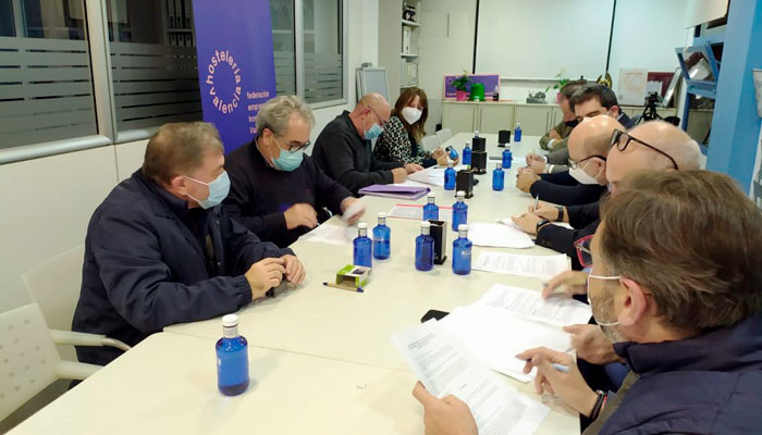 foto de la firma del preacuerdo para el la renovación del Convenio Colectivo de Hostelería de la provincia de Valencia