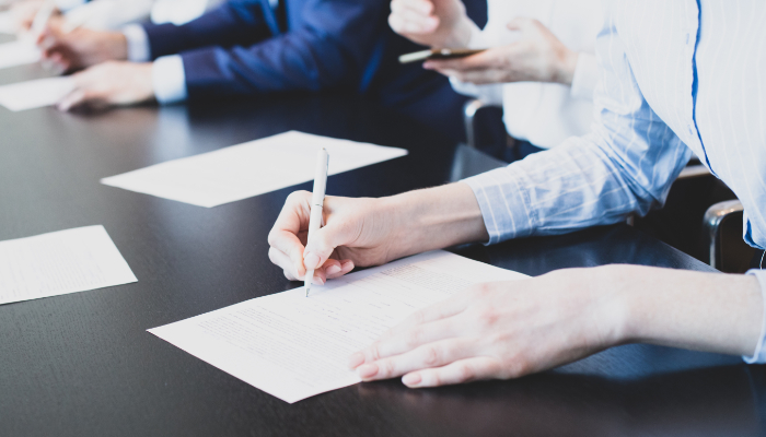 mesa negociación firmando acuerdo