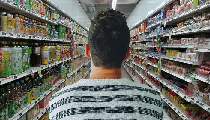 Comercio, supermercado y hombre comprando