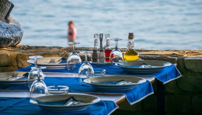 mesa restaurante frente al mar