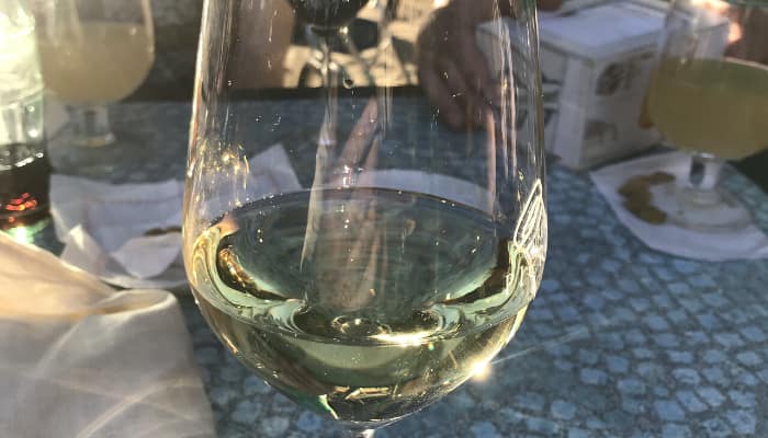 VAso de vino blanco en restaurante
