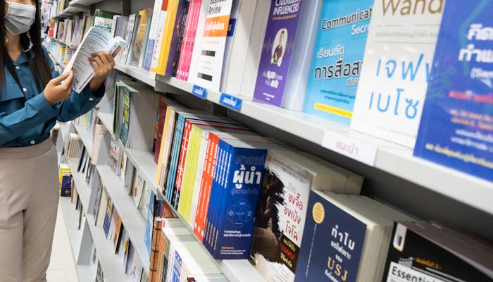 ojeando un libro en una librería