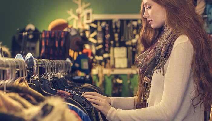 Clienta mirando ropa en Comercio