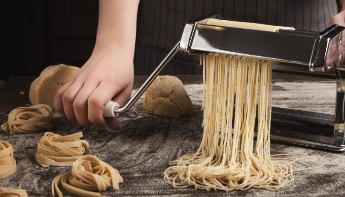 en la imagen cortando pasta en la maquina