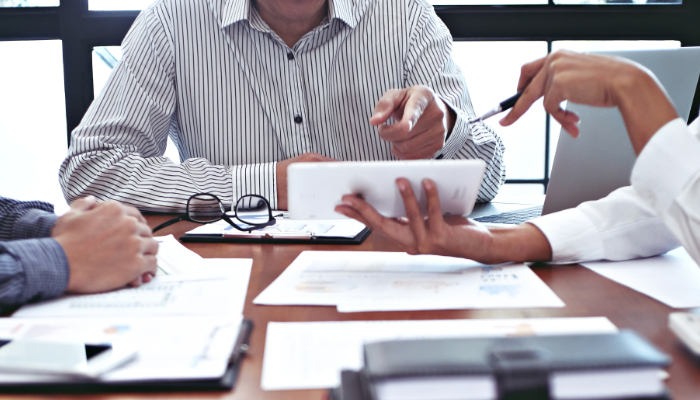 propuesta reunidos mesa negocios discutiendo 